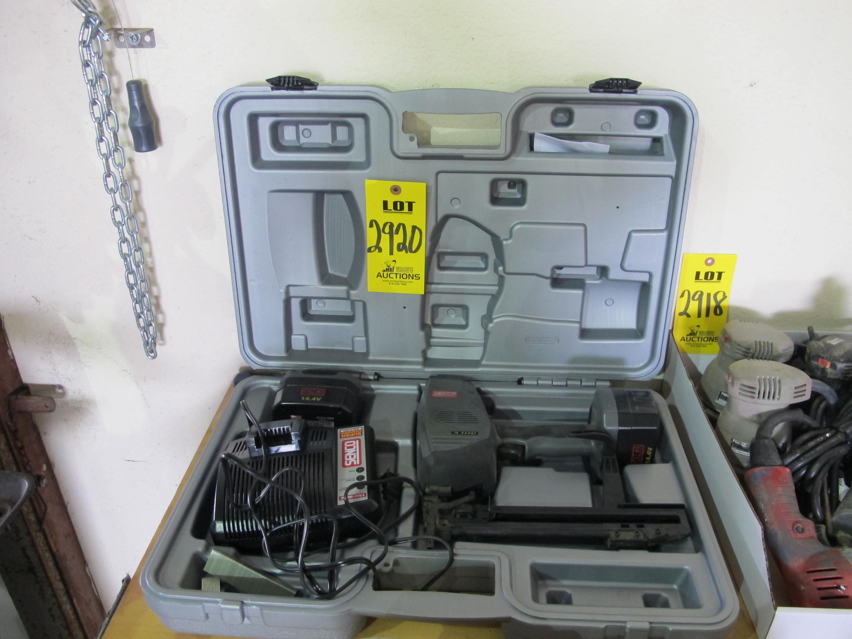 SENCO 18 GAUGE CORDLESS STAPLE GUN (W-51) LOADING & HANDLING FEE $5-
